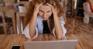 Varför fortsätter vi gå på bedrägerier?